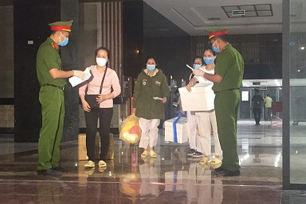 Điều kì diệu tại BV Bạch Mai những ngày cách ly toàn diện: Hàng chục y bác sĩ mặc đồ bảo hộ nỗ lực cứu sống sản phụ bị sốc mất máu, 2 lần ngừng tim-3