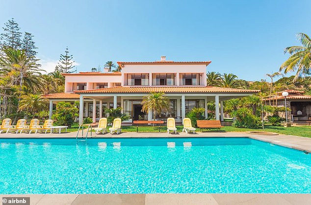 Khám phá căn biệt thự mới, tách biệt hơn với thế giới bên ngoài để tránh dịch của gia đình Ronaldo-1