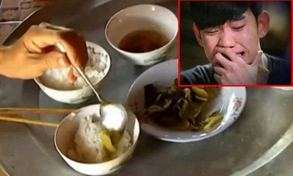 Thấy vợ bưng bát canh với cơm trắng muối vừng vào phòng cho mẹ ăn, tôi nổi khùng mắng vợ, cô ấy không cãi lại mà chỉ ôm mặt khóc khiến tôi ngơ ngác-1