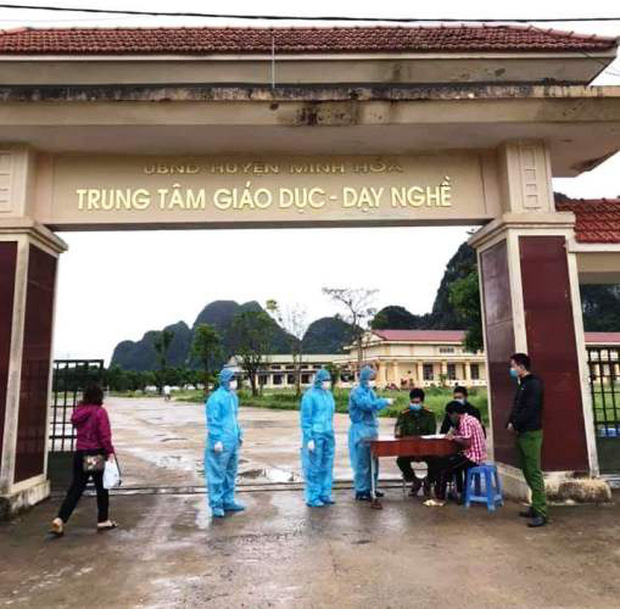 Điều tra vụ lập 2 sòng bài trong khu cách ly, hết tiền gọi vợ mang đến đưa qua hàng rào-1