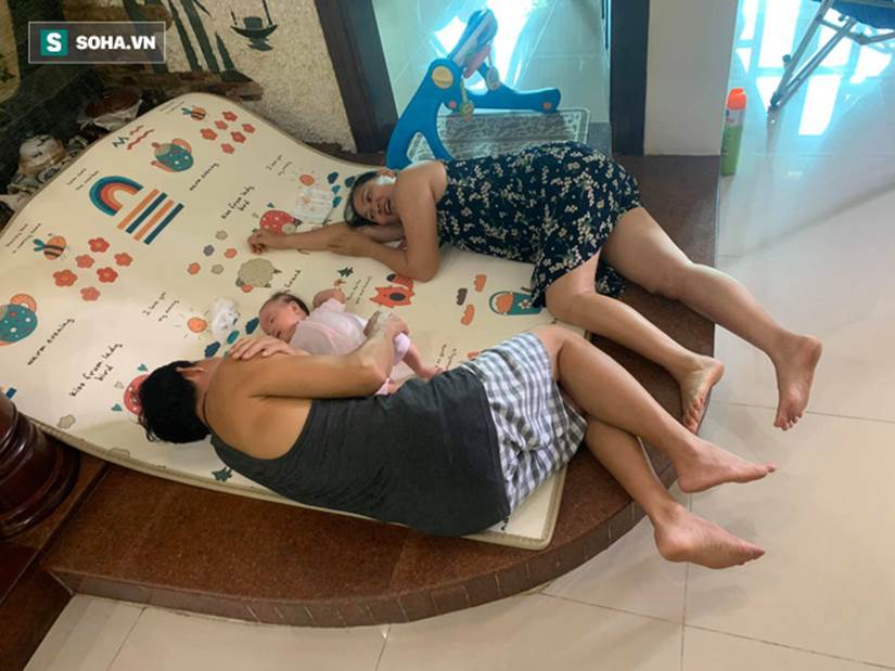 Con gái chụp ảnh bố mẹ nằm đất với đứa cháu sơ sinh, câu chuyện đằng sau mới xúc động-1