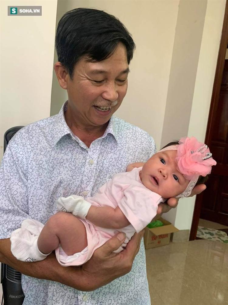 Con gái chụp ảnh bố mẹ nằm đất với đứa cháu sơ sinh, câu chuyện đằng sau mới xúc động-4