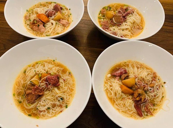 Kín tiếng bao năm, Hoa hậu Nguyễn Thị Huyền giờ chăm khoe tài nấu ăn cho cả đàn con-2