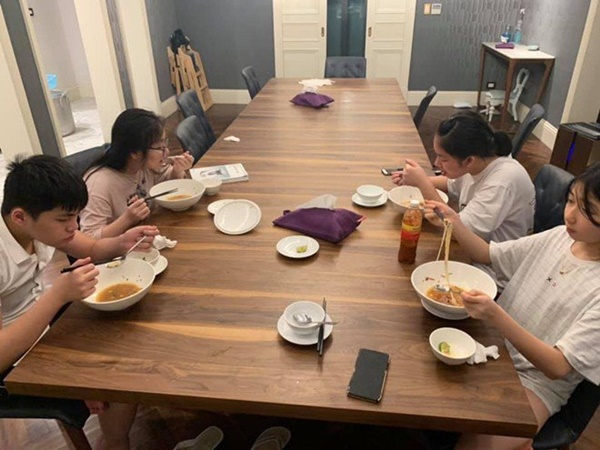 Kín tiếng bao năm, Hoa hậu Nguyễn Thị Huyền giờ chăm khoe tài nấu ăn cho cả đàn con-3