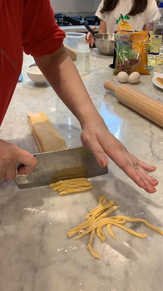 Kín tiếng bao năm, Hoa hậu Nguyễn Thị Huyền giờ chăm khoe tài nấu ăn cho cả đàn con-10