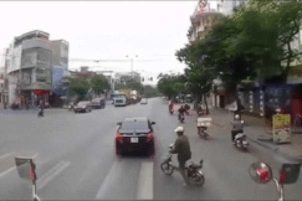 Lao sang đường đột ngột, bé gái suýt mất mạng trước mũi xe ô tô-1