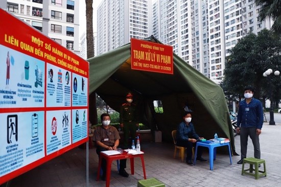 Công an lập chốt ở Times City xử lý người không đeo khẩu trang