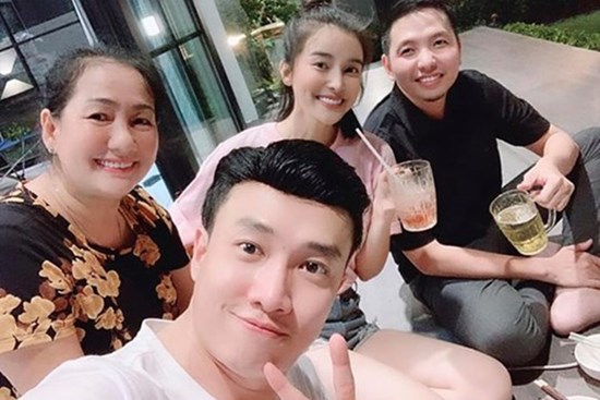 Cao Thái Hà bất ngờ xuất hiện trong tiệc sinh nhật thân mật mẹ Quốc Trường, nhìn là muốn