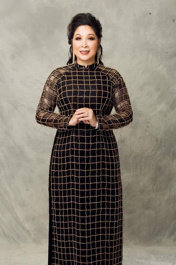 Học hỏi nghệ sĩ Hồng Vân gu thời trang giấu body thừa cân đỉnh nhất Vbiz-1