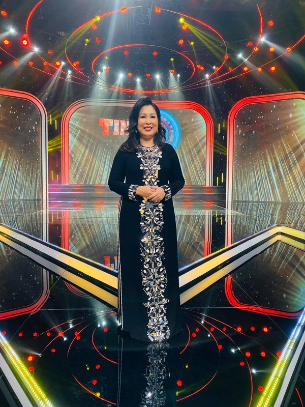 Học hỏi nghệ sĩ Hồng Vân gu thời trang giấu body thừa cân đỉnh nhất Vbiz-4