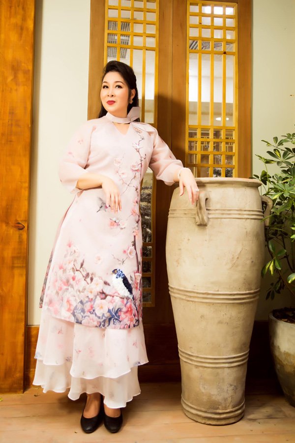 Học hỏi nghệ sĩ Hồng Vân gu thời trang giấu body thừa cân đỉnh nhất Vbiz-5