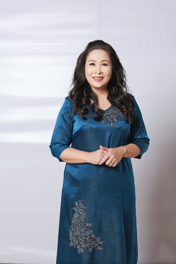 Học hỏi nghệ sĩ Hồng Vân gu thời trang giấu body thừa cân đỉnh nhất Vbiz-6