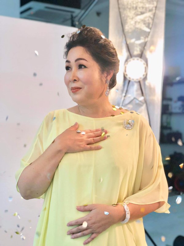 Học hỏi nghệ sĩ Hồng Vân gu thời trang giấu body thừa cân đỉnh nhất Vbiz-8