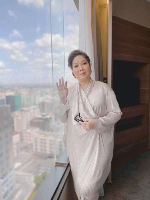 Học hỏi nghệ sĩ Hồng Vân gu thời trang giấu body thừa cân đỉnh nhất Vbiz-9