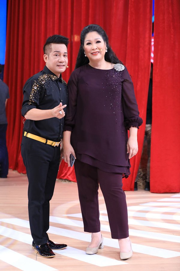 Học hỏi nghệ sĩ Hồng Vân gu thời trang giấu body thừa cân đỉnh nhất Vbiz-11