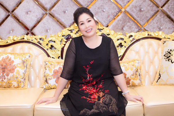 Học hỏi nghệ sĩ Hồng Vân gu thời trang giấu body thừa cân đỉnh nhất Vbiz-12