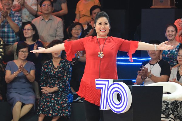 Học hỏi nghệ sĩ Hồng Vân gu thời trang giấu body thừa cân đỉnh nhất Vbiz-13