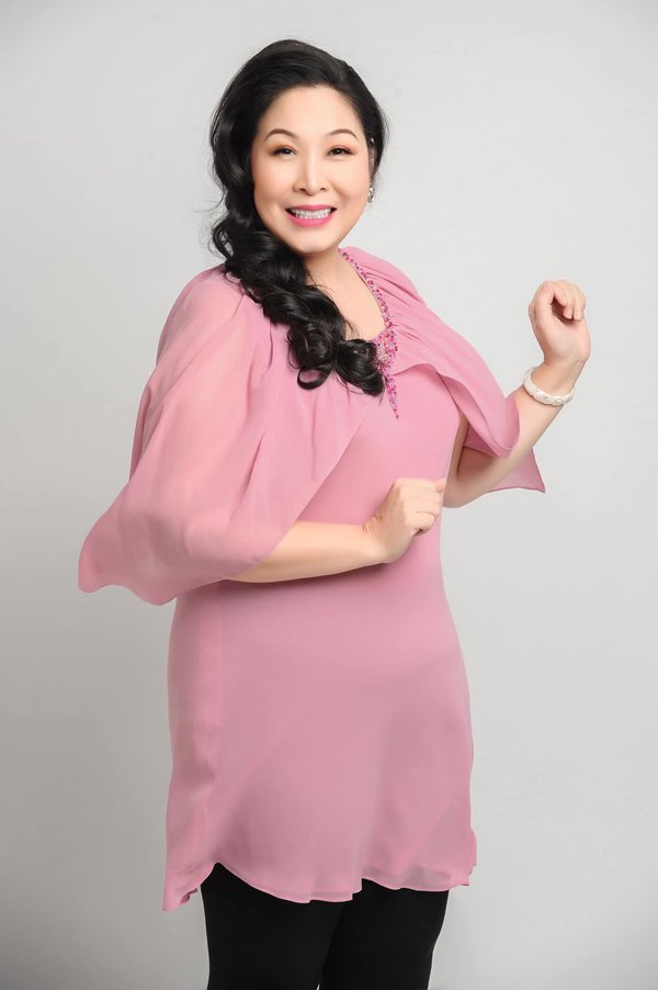 Học hỏi nghệ sĩ Hồng Vân gu thời trang giấu body thừa cân đỉnh nhất Vbiz-14