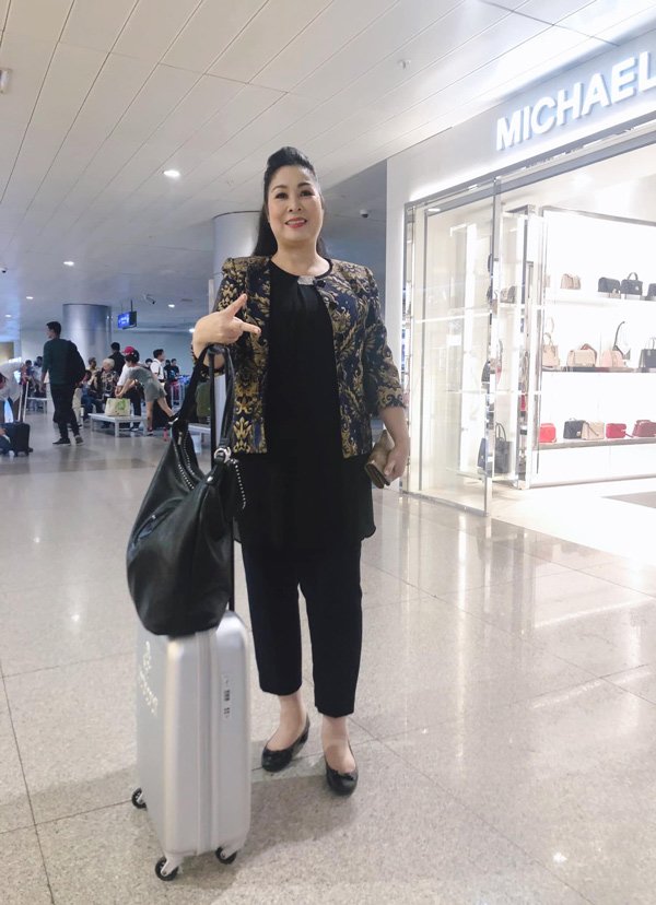 Học hỏi nghệ sĩ Hồng Vân gu thời trang giấu body thừa cân đỉnh nhất Vbiz-15