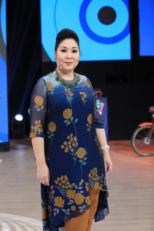 Học hỏi nghệ sĩ Hồng Vân gu thời trang giấu body thừa cân đỉnh nhất Vbiz-16