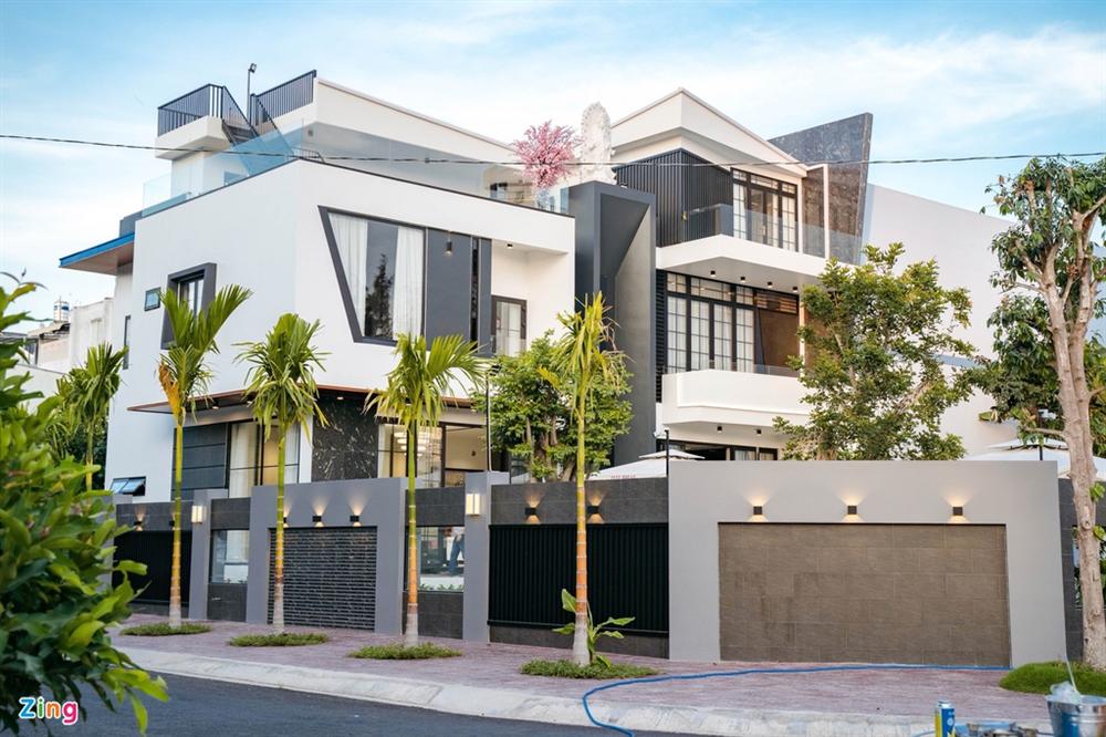 Quốc Trường chăm sóc vườn cây cổ thụ trong biệt thự 700 m2-1