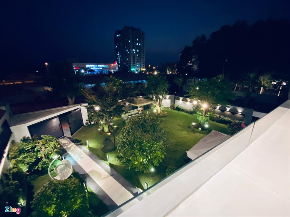 Quốc Trường chăm sóc vườn cây cổ thụ trong biệt thự 700 m2-2