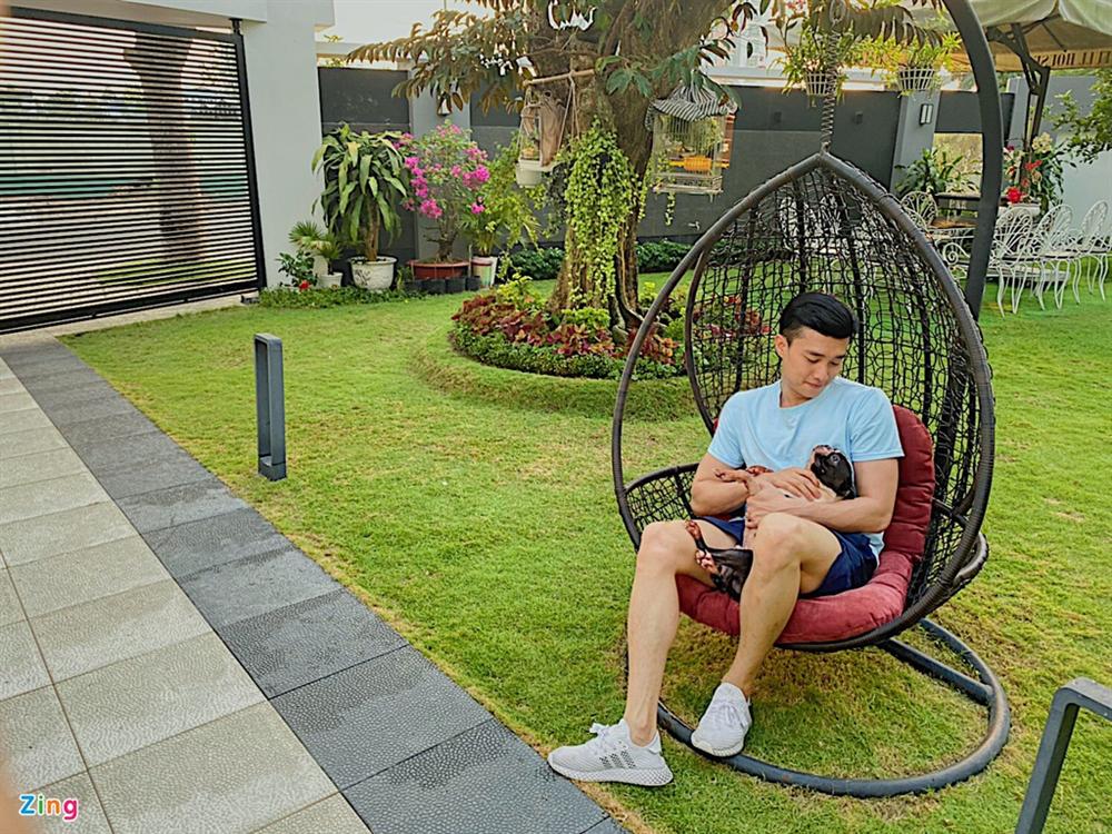 Quốc Trường chăm sóc vườn cây cổ thụ trong biệt thự 700 m2-7