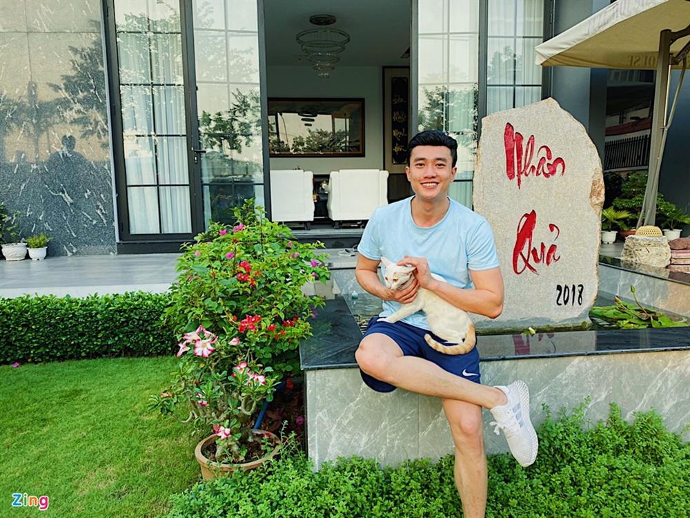 Quốc Trường chăm sóc vườn cây cổ thụ trong biệt thự 700 m2-8