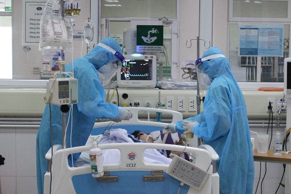 Thông tin mới nhất về 4 bệnh nhân mắc COVID-19 nặng: Nguy cơ tử vong vẫn còn-1