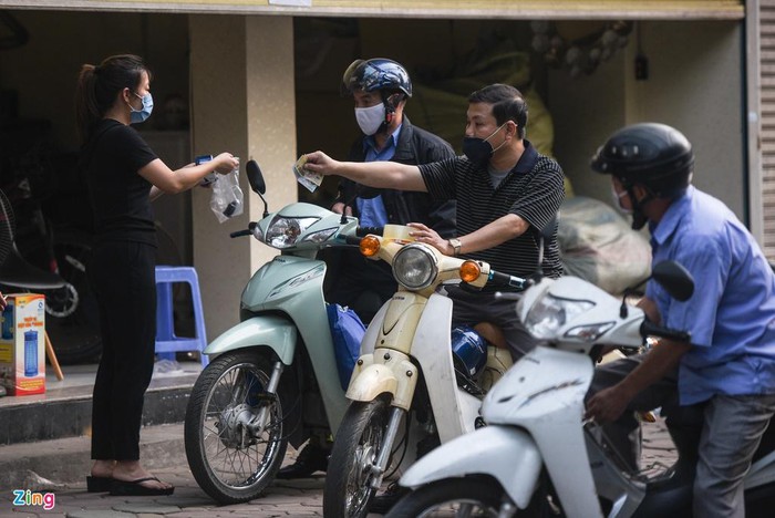 Cảnh buôn bán thò thụt trong lệnh cách ly xã hội-12