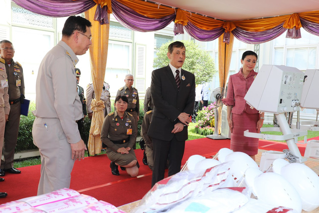 Hoàng hậu Thái Lan hiếm hoi lộ diện trước công chúng giữa dịch Covid-19, đáng chú ý là hình ảnh lạ lẫm của công chúa nổi loạn-2