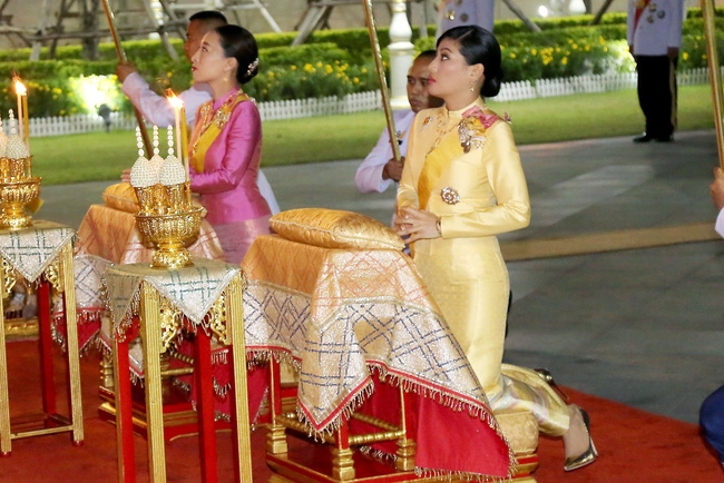 Hoàng hậu Thái Lan hiếm hoi lộ diện trước công chúng giữa dịch Covid-19, đáng chú ý là hình ảnh lạ lẫm của công chúa nổi loạn-3