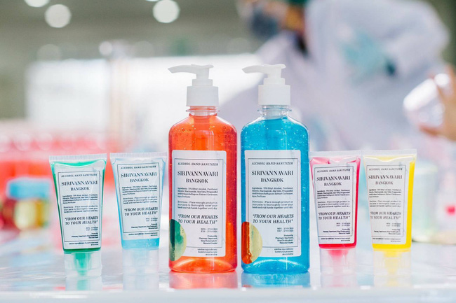 Hoàng hậu Thái Lan hiếm hoi lộ diện trước công chúng giữa dịch Covid-19, đáng chú ý là hình ảnh lạ lẫm của công chúa nổi loạn-5