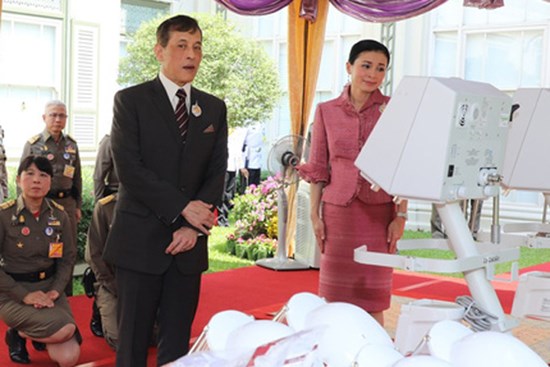 Hoàng hậu Thái Lan hiếm hoi lộ diện trước công chúng giữa dịch Covid-19, đáng chú ý là hình ảnh lạ lẫm của
