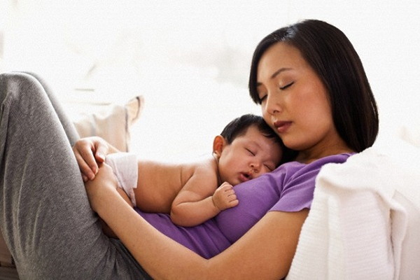 Mỗi sáng trước khi đi làm, chồng đều mở tủ lấy tiền ra đếm từng đồng lẻ rồi căn dặn một câu khiến tôi uất nghẹn tận cổ-2