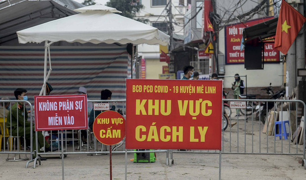 Nữ nhân viên y tế trực chốt tại Hạ Lôi nơi có 5 người mắc COVID-19 bật khóc khi nhắc về con-1