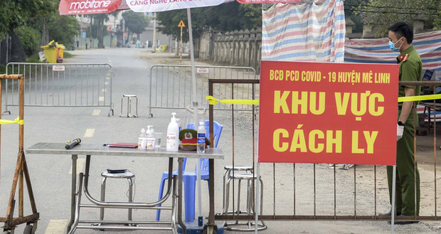 Nữ nhân viên y tế trực chốt tại Hạ Lôi nơi có 5 người mắc COVID-19 bật khóc khi nhắc về con-2