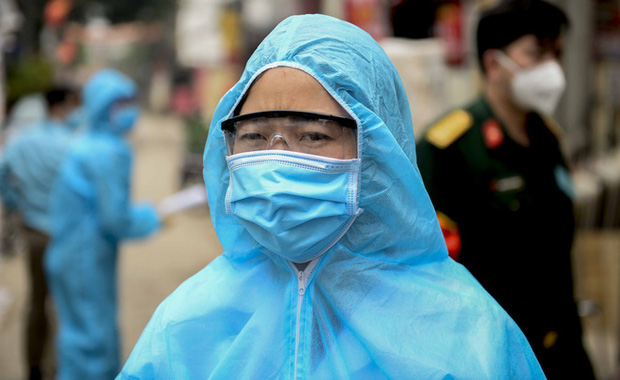 Nữ nhân viên y tế trực chốt tại Hạ Lôi nơi có 5 người mắc COVID-19 bật khóc khi nhắc về con-3