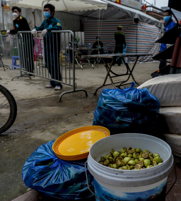 Nữ nhân viên y tế trực chốt tại Hạ Lôi nơi có 5 người mắc COVID-19 bật khóc khi nhắc về con-4