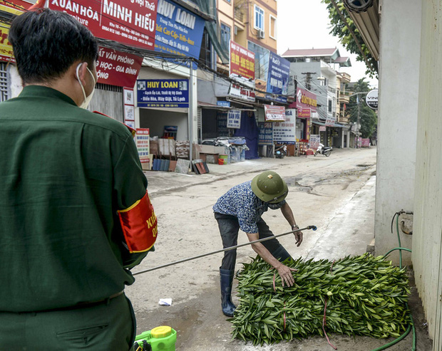 Nữ nhân viên y tế trực chốt tại Hạ Lôi nơi có 5 người mắc COVID-19 bật khóc khi nhắc về con-6
