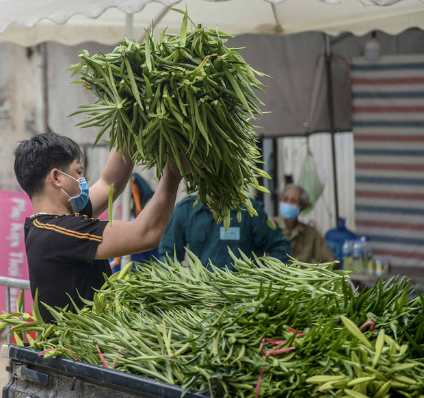 Nữ nhân viên y tế trực chốt tại Hạ Lôi nơi có 5 người mắc COVID-19 bật khóc khi nhắc về con-8
