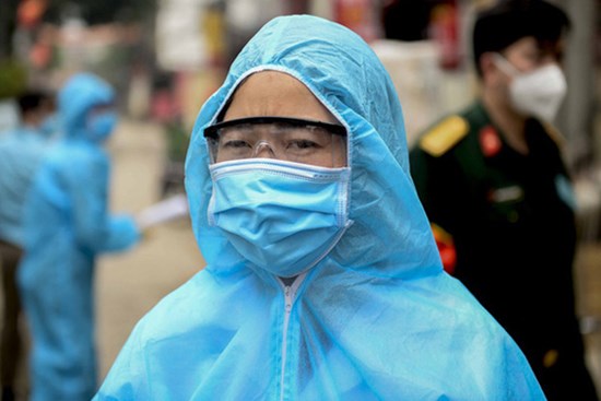 Nữ nhân viên y tế trực chốt tại Hạ Lôi nơi có 5 người mắc COVID-19 bật khóc khi nhắc về con