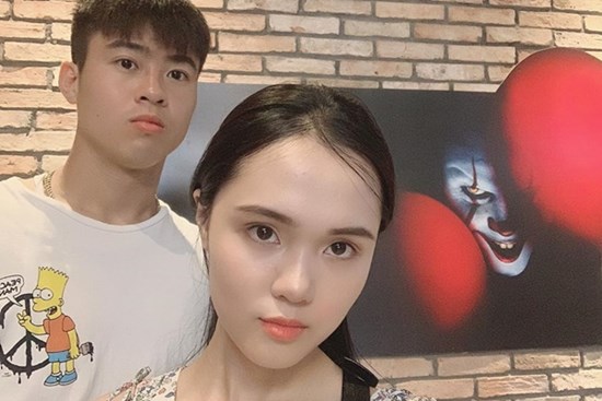 Vợ Duy Mạnh là tiểu thư nhà giàu nhưng skincare siêu đơn giản chỉ với 2 món để da căng bóng như gái Hàn