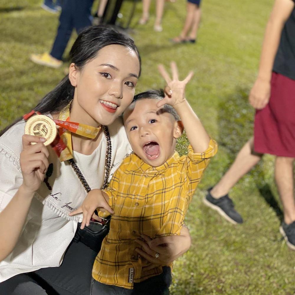 Vợ Duy Mạnh là tiểu thư nhà giàu nhưng skincare siêu đơn giản chỉ với 2 món để da căng bóng như gái Hàn-3