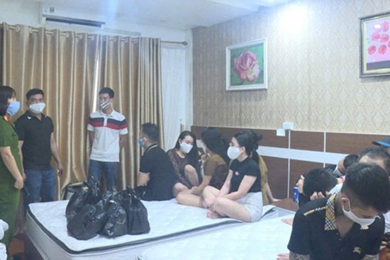 Hàng chục nam nữ tụ tập, sử dụng ma túy trong khách sạn bất chấp lệnh cách ly xã hội
