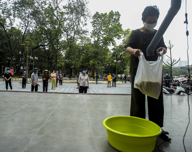 Hà Nội lần đầu tiên xuất hiện máy ATM gạo miễn phí cho người nghèo-2