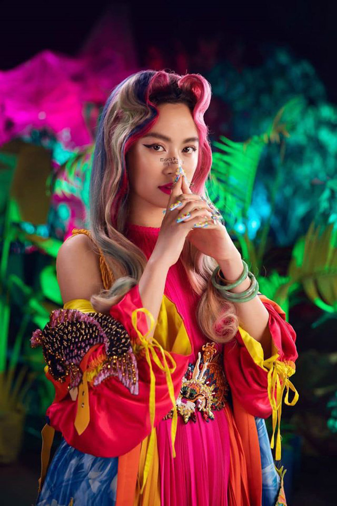 Hoàng Thuỳ Linh hiếm hoi hé lộ không gian hoành tráng trong căn hộ mới, góc trưng bày giải thưởng gây choáng nhất!-4