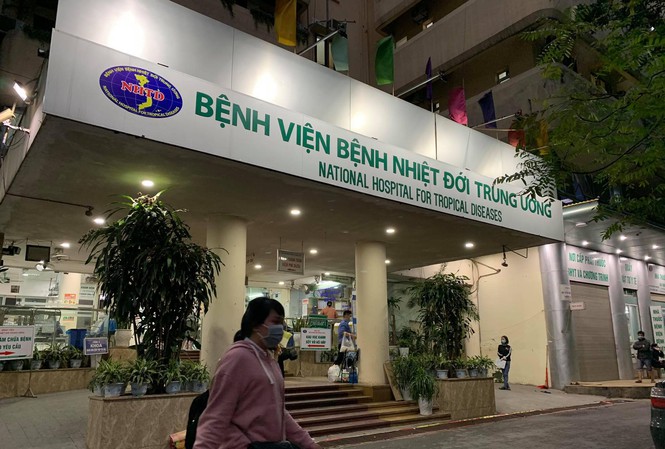 Nâng phòng ngừa dịch COVID-19 lên cấp độ mới: Người đến viện khám đều coi là F1-1