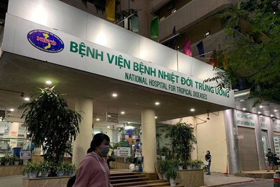 Nâng phòng ngừa dịch COVID-19 lên cấp độ mới: Người đến viện khám đều coi là F1