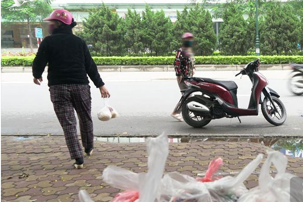 Người phụ nữ lấy hết phần quà từ thiện ở Hà Nội-1